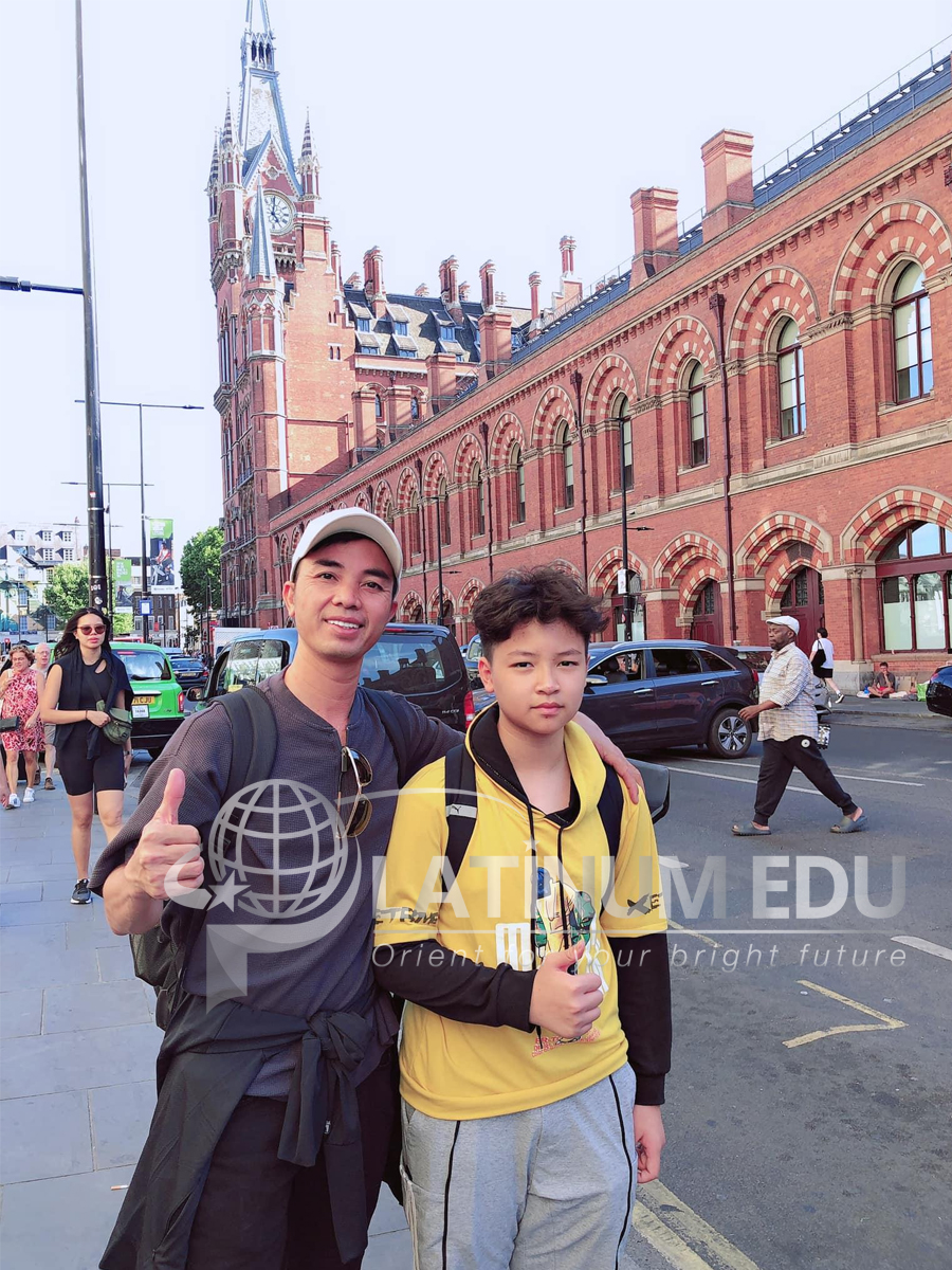 Hai bố con chụp hình trên đường phố London, UK