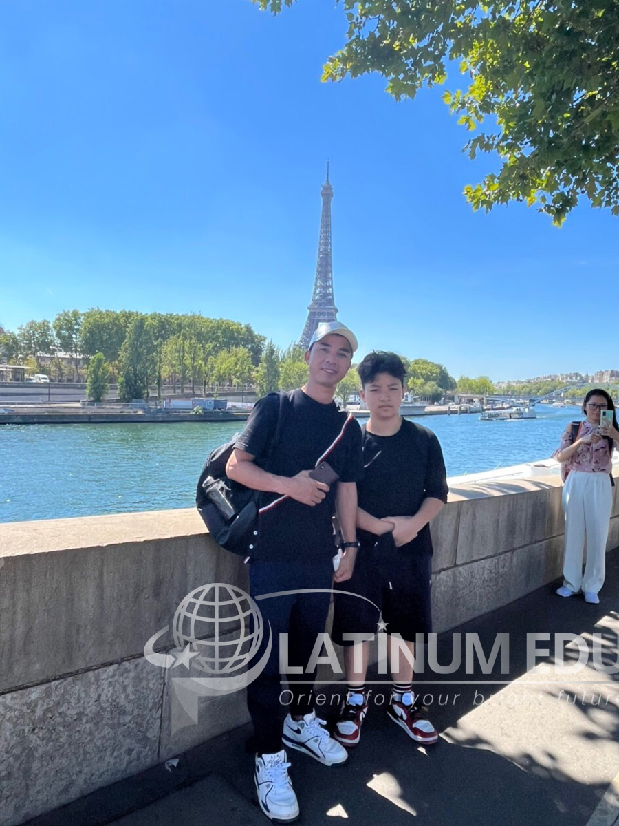 Hai bố con chụp hình bên bờ sông Seine, Paris