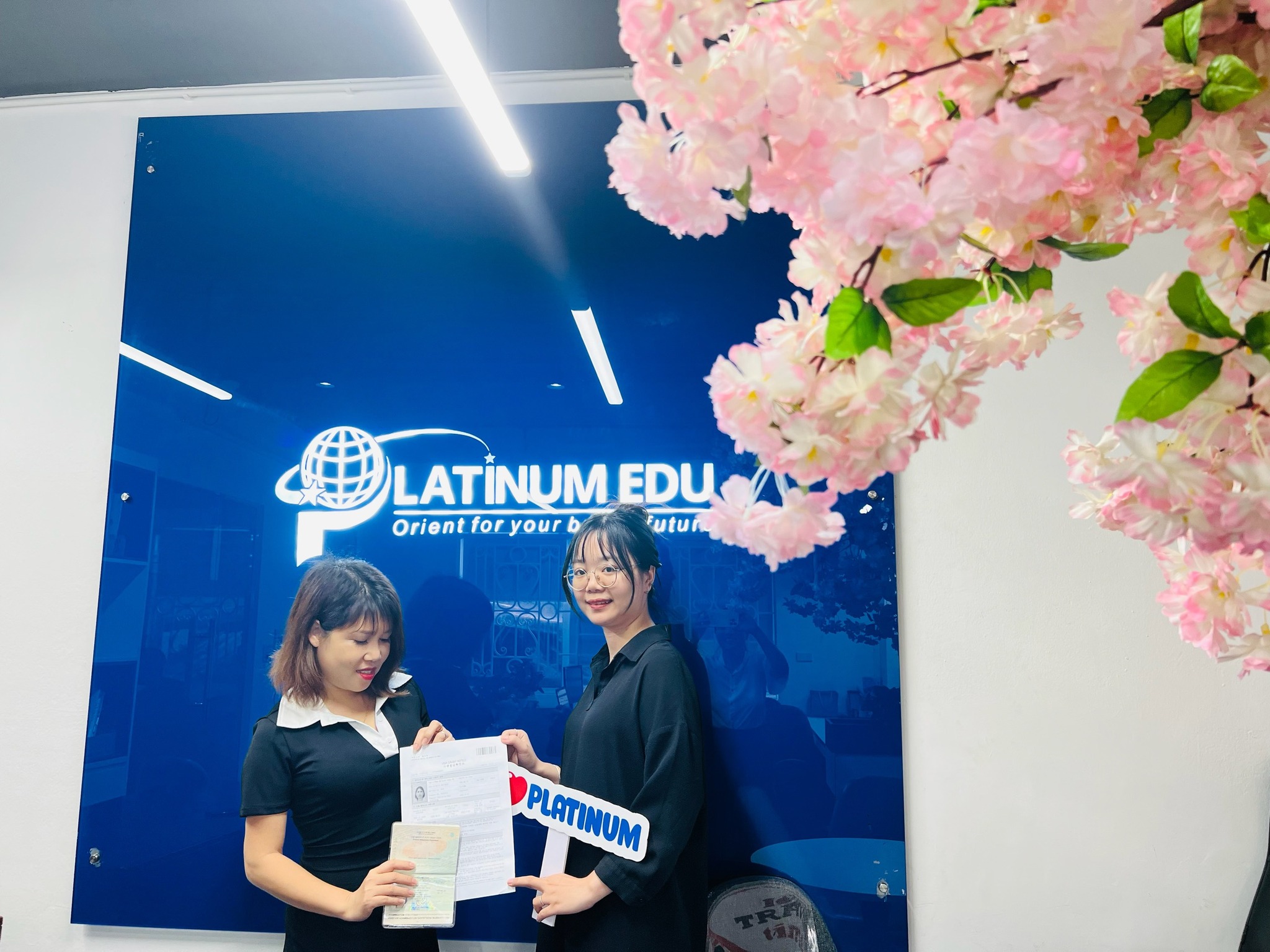 Chị Thoa tới Platinum Edu nhận Visa Hàn của mình
