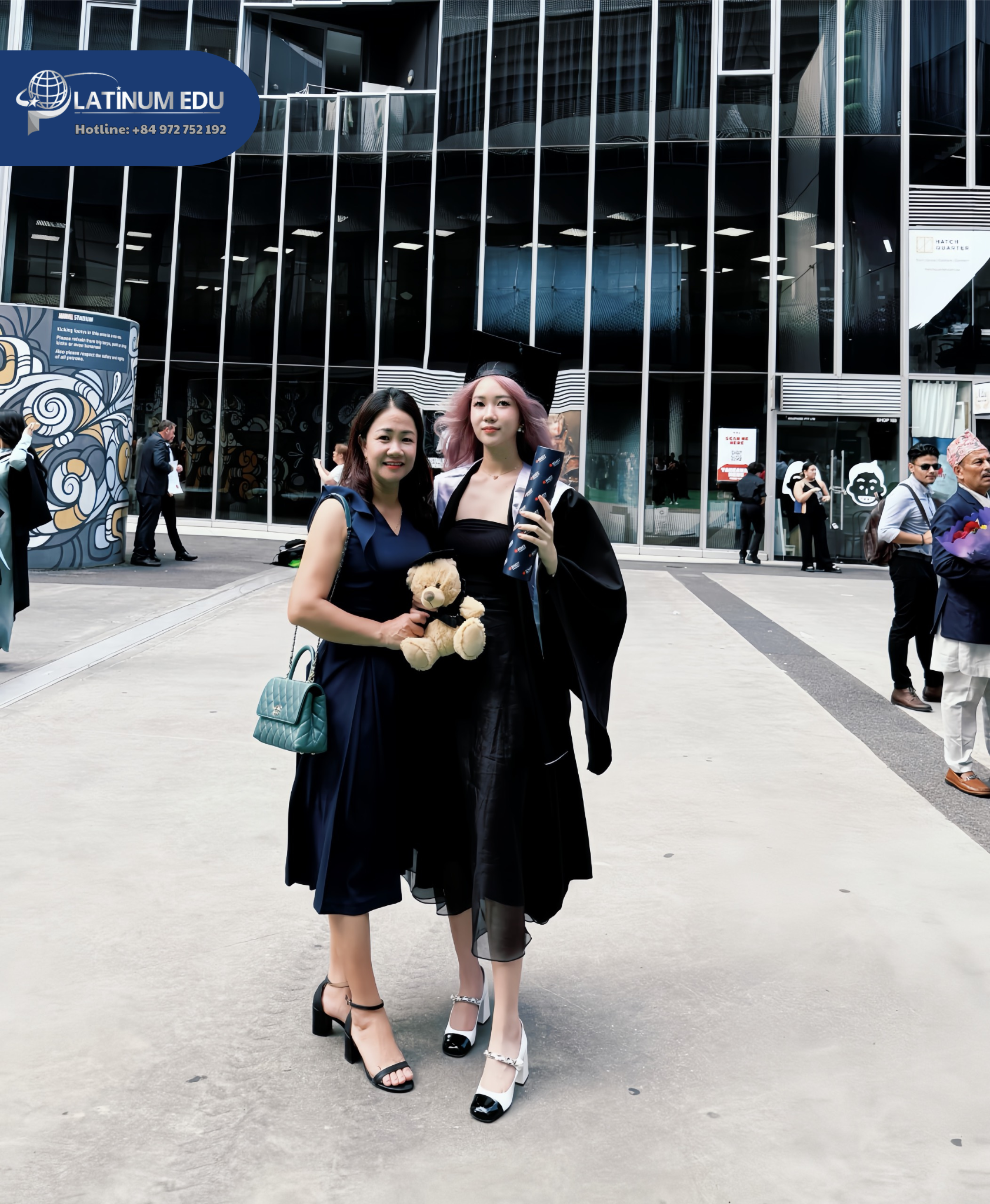 Cô Hoa cùng con gái tại lễ tốt nghiệp ở Úc