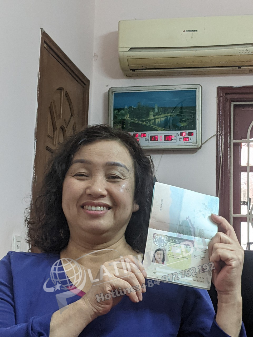 Hình ảnh Cô Huyền cầm trên tay tấm Visa Anh Quốc