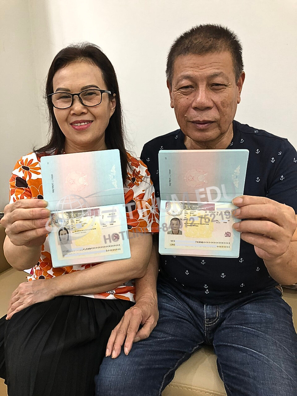 Hình ảnh Cô Loan - Chú Thắng cầm trên tay chiếc visa du lịch Anh Quốc